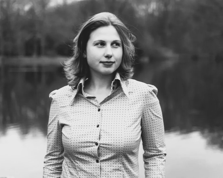 bewerbungsfoto junge frau mit hemd am wasser schwarz weiß