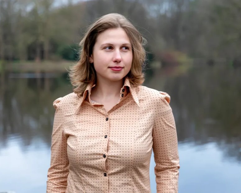 bewerbungsfoto junge frau mit hemd am wasser