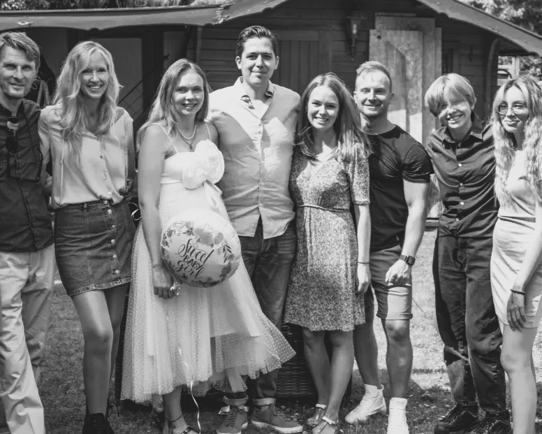 schwarz weiß gruppen foto garten draußen party