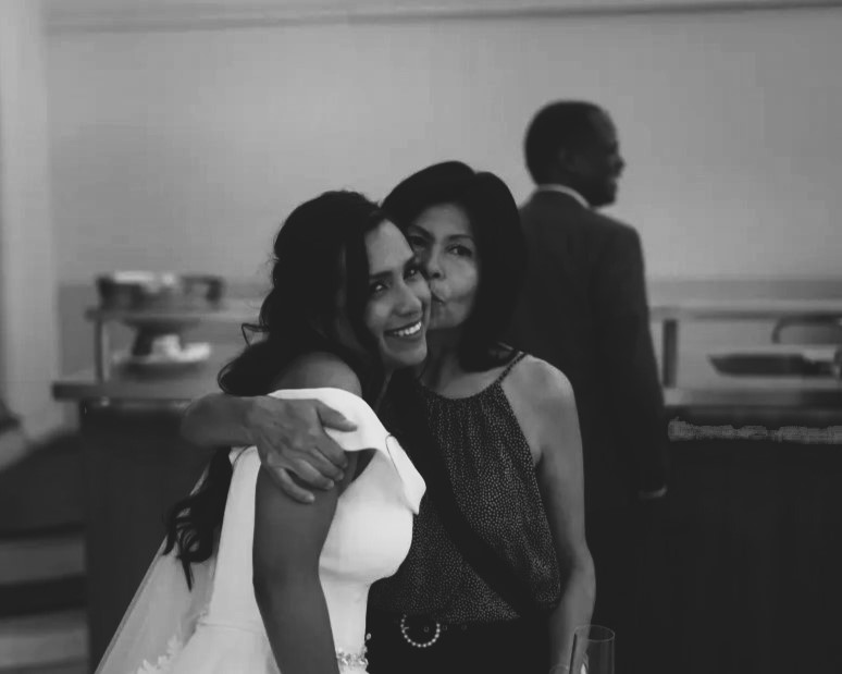 schwarz weeiß hochzeits bild braut und mutter