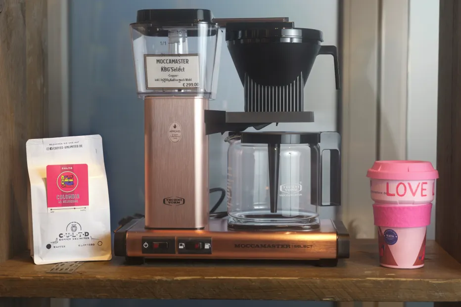 produkt fotografie kaffeemaschine im regal