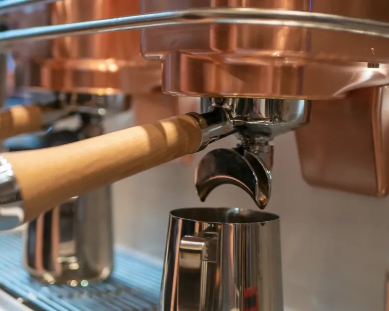 siebträger maschine close up kupfer holz