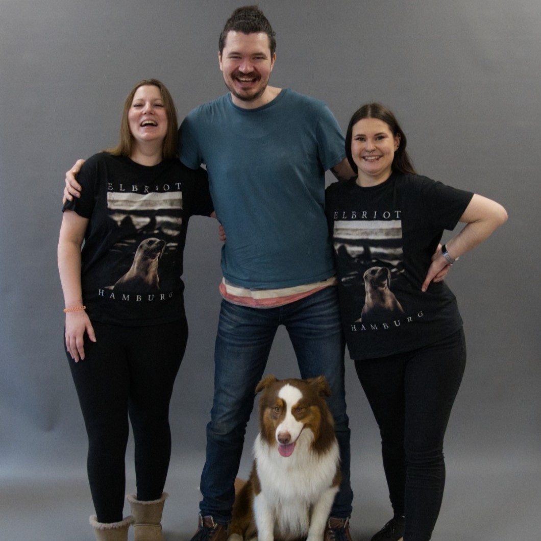 Fotograf und zwei Frauen mit Hund