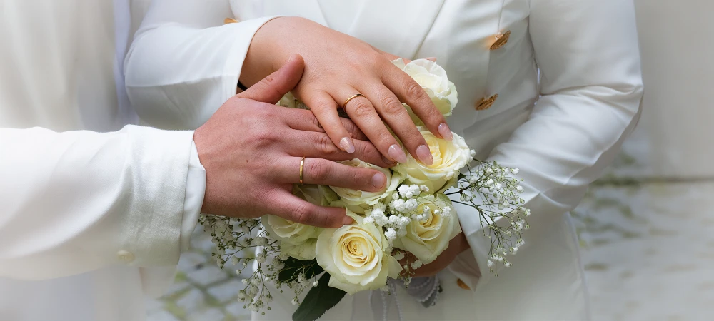 Hochzeit Foto, Händchenhalten, Eheringe, Blumenstrauß