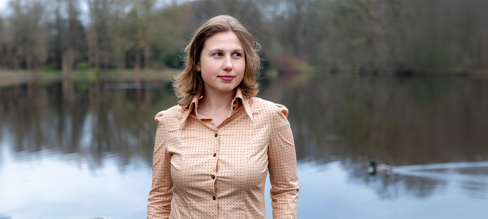 junge blonde frau possiert im seiten profil am wasser bewerbungs foto