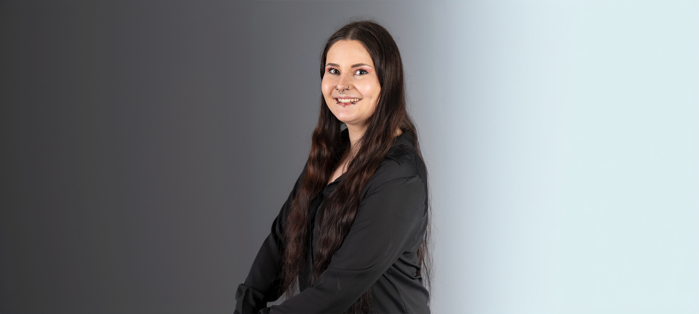 Junge dunkelhaarige Frau Bewerbungsfoto im Seitenprofil Studio Fotografie