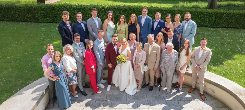 Hochzeitsgruppen Foto draußen, Bernerschloss Hochzeitpaar und Familie