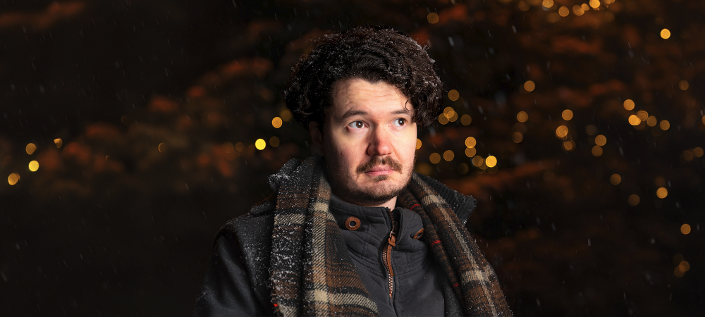 Bewerbungsfoto im Winter Mann mit schal dunkle Haare