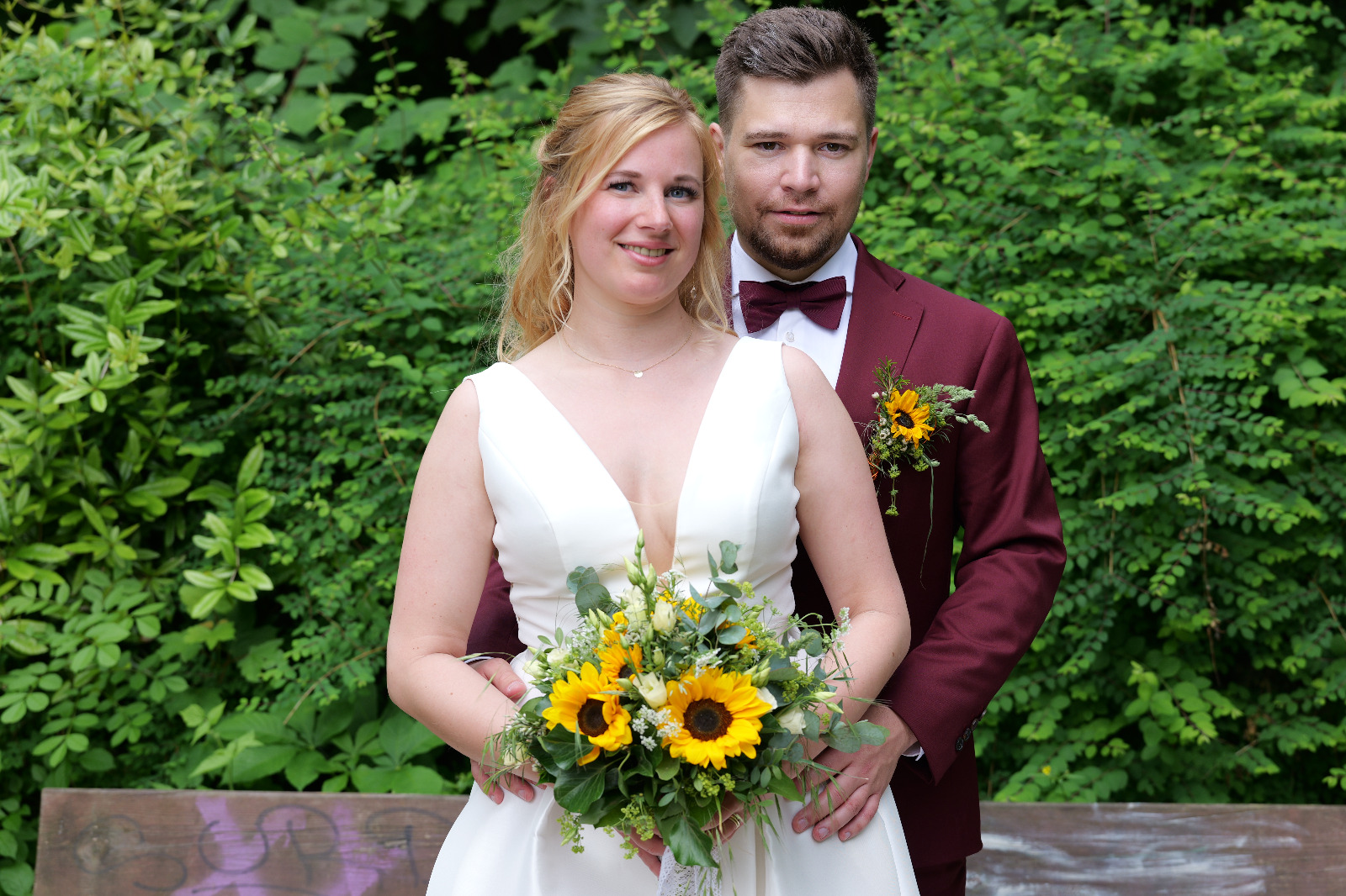 Junges Paar an ihrem Hochzeittag frontal Porträt Fotografie